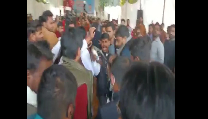 उग्रवाद की ओर धकेला जा रहा है देश