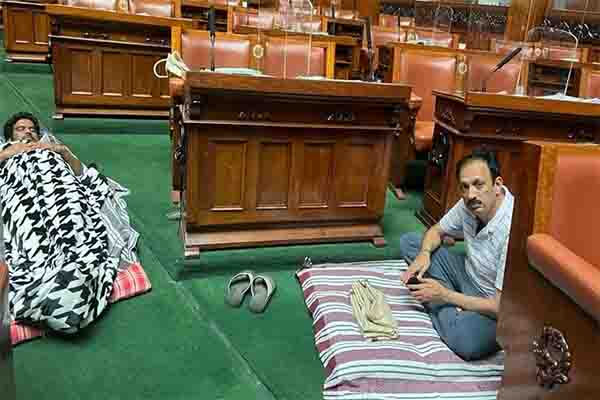 भगवा झंडे पर बवाल