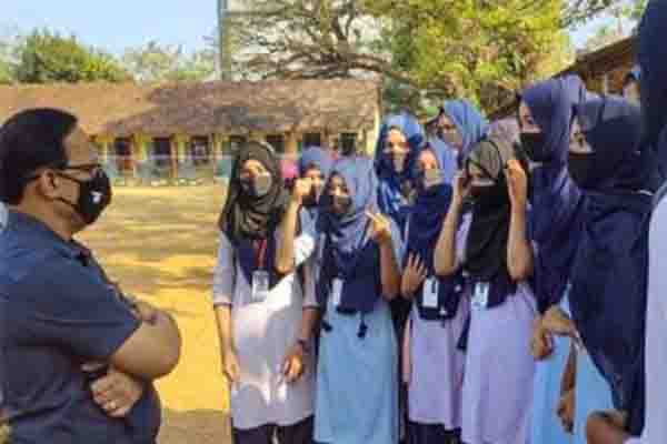 स्वराज इंडिया ने हिजाब पहनने वाली छात्राओं को प्रवेश न देने की निंदा की