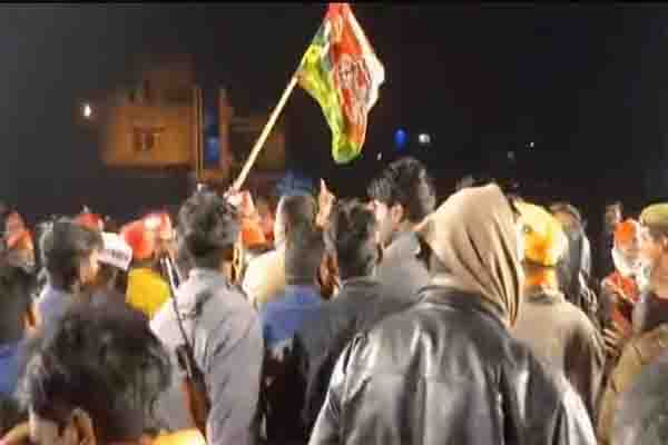 लालटोपी कैसे लोकतंत्र पर कहर बनकर टूटी- लाइव टीवी पर भिड़ गए सपा-बीजेपी के कार्यकर्ता तो अनुराग ठाकुर ने ऐसे कसा तंज