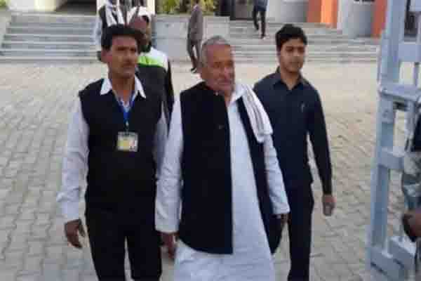 हमेशा राजनीति दे दूर रहे मुलायम के छोटे भाई अभयराम, 78 साल की उम्र में अखिलेश और शिवपाल के लिए प्रचार