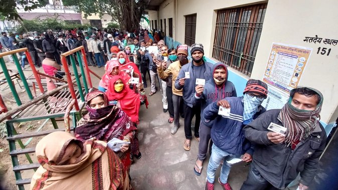 साइकिल को वोट देना चाहता था बुजुर्ग, कमल पर डलवाया, सपा की चुनाव आयोग से शिकायतों की भरमार