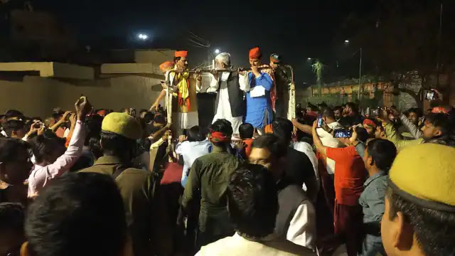 बनारस में ईवीएम पर बवालः तीन सौ लोगों पर हत्या के प्रयास, लूट और बलवा की धाराओं में केस, एडीजी जोन के ड्राइवर की तहरीर पर मुकदमा वाराणसी  