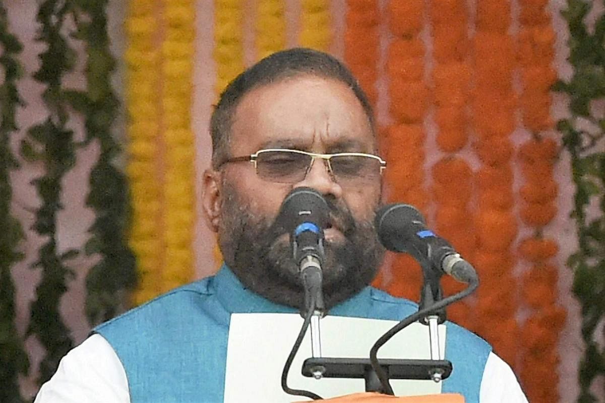 फाजिलनगर में सपा-भाजपा समर्थकों में मारपीट, गाड़ि‍यों में तोड़फोड़-पथराव, स्‍वामी प्रसाद मौर्य धरने पर बैठे