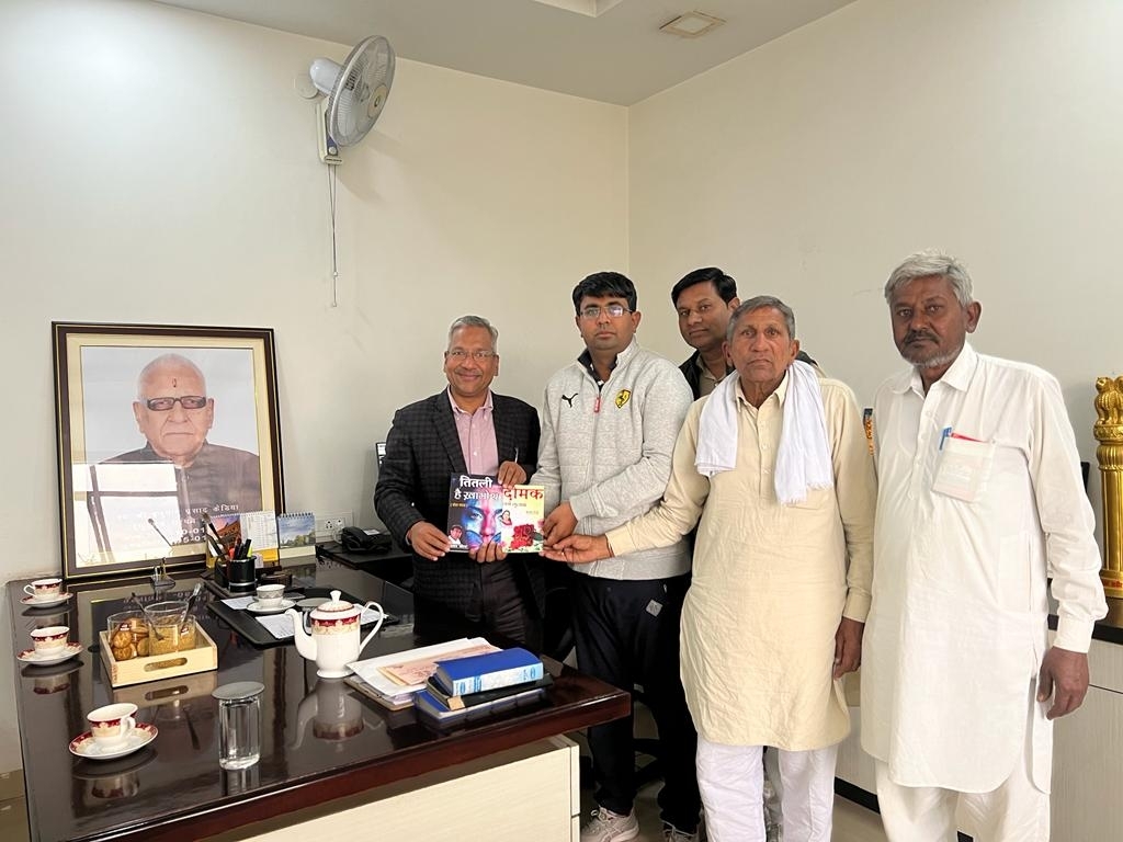 शहर के उद्योगपति राजेश केडिया को सौरभ दम्पति ने भेंट की पुस्तकें