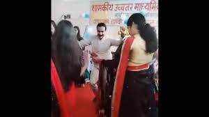 मध्य प्रदेश में सरकारी स्कूल में बजा पल-पल तेरी याद सतावे गाना, मास्साब ने शिक्षिकाओं के बीच पर लगाए ठुमके 