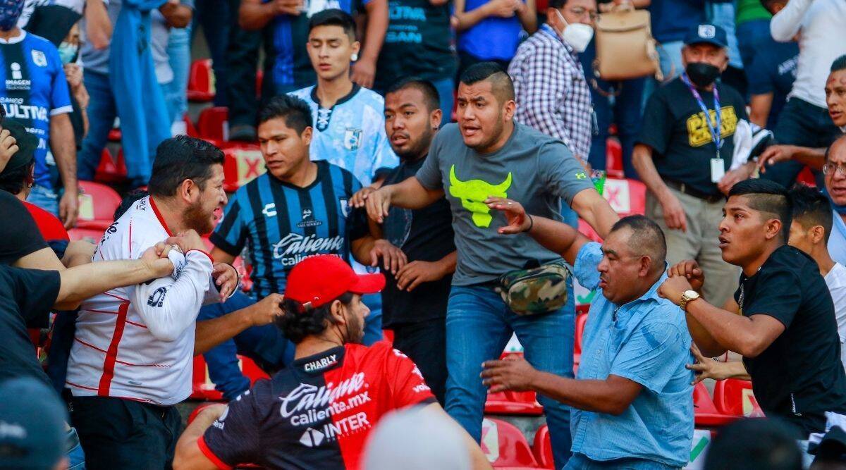 फुटबॉल मैच में हिंसा : प्रशंसक आपस में ही करने लगे मारपीट, स्टेडियम में मच गई चीख-पुकार, 26 घायल, 10 की हालत नाजुक