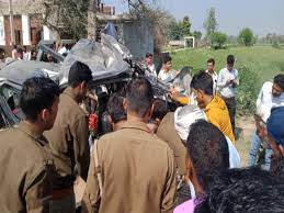 बदायूं में बड़ा हादसा : खराब खड़ी रोडवेज में पीछे से घुसी कार, तीन की मौत