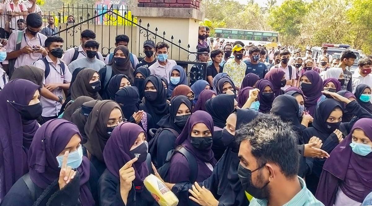 Hijab Row: खवातीन बाहर निकलेगी तो चेहरे और जिस्म को ढकना होगा, ये कुरान का हुक्म, HC के फैसले पर मौलाना, मुनव्वर राणा की बेटी नाराज