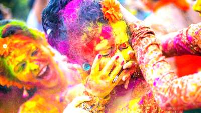 होली के रंग अपनों के संग