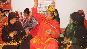 काशी में सद्भभावना के रंग, मुस्लिम महिलाओं ने फूलों और गुलाल से खेली होली