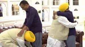 भगवंत मान ने अरविंद केजरीवाल के पैर छुए, 16 मार्च को भगत सिंह के गांव में लेंगे CM पद की शपथ