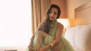 मलाइका अरोड़ा ने शेयर की बेडरूम में हील्स पहनते हुए फोटो, लेकिन इस वजह से हो गईं ट्रोल