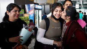 बमबारी के बीच बहादुरी, बुद्धि बल से बचाए 20 हजार भारतीय