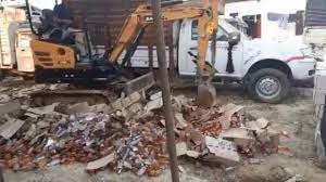 बिहार की तरह UP के इस जिले में बुलडोजर तले रौंद दी गई हजारों लीटर शराब