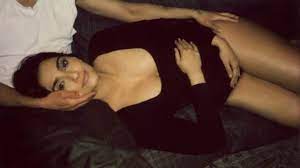 सोनम कपूर ने बोल्ड अंदाज में दी गुड न्यूज, बेबी बंप PHOTOS के साथ किया प्रेग्नेंसी का ऐलान