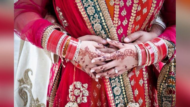 पत्नी संग कमरे में सुहागरात मना रहा था दूल्हा, पुलिस की दबिश पड़ी तो दीवार फांदकर भागा 