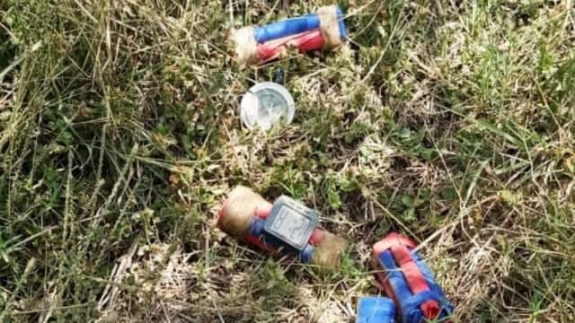 बाराबंकी में रेलवे स्टेशन के पास बम जैसी चीजें मिलने से सनसनी, जांच में जुटा बम डिस्पोजल स्क्वायड