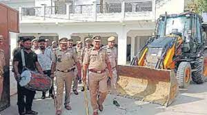 यूपी में गैंगरेप आरोपियों को पकड़ने को भी बुलडोजर का सहारा, पुलिस की  24 घंटे में सरेंडर करने की चेतावनी  