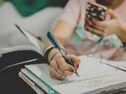 यूं परीक्षा में नक़ल कर रही थी छात्रा, पीठ पर मोबाइल और बालों में ब्लूटूथ… 