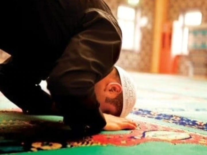 Aligarh Muslim University: प्रोफेसर के कॉलेज में नमाज पढ़ने पर विवाद