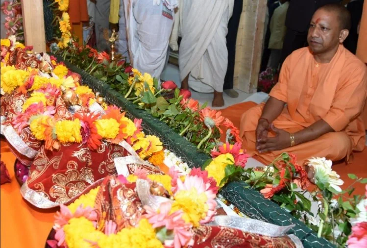 Ram Mandir- राम मंदिर के गर्भगृह का पहला पत्थर रखकर CM योगी बोले- यह राष्ट्र मंदिर होगा