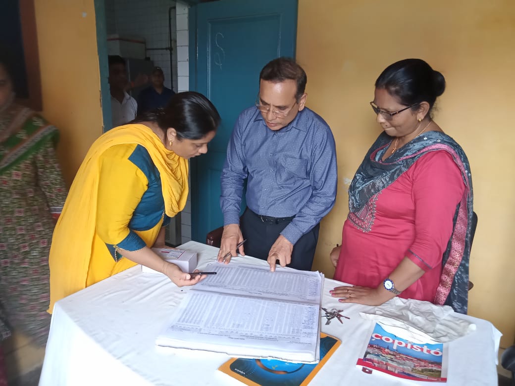 Noida Health Department : जिला प्रतिरक्षण अधिकारी ने किया कोल्ड चेन प्वाइंट का निरीक्षण
