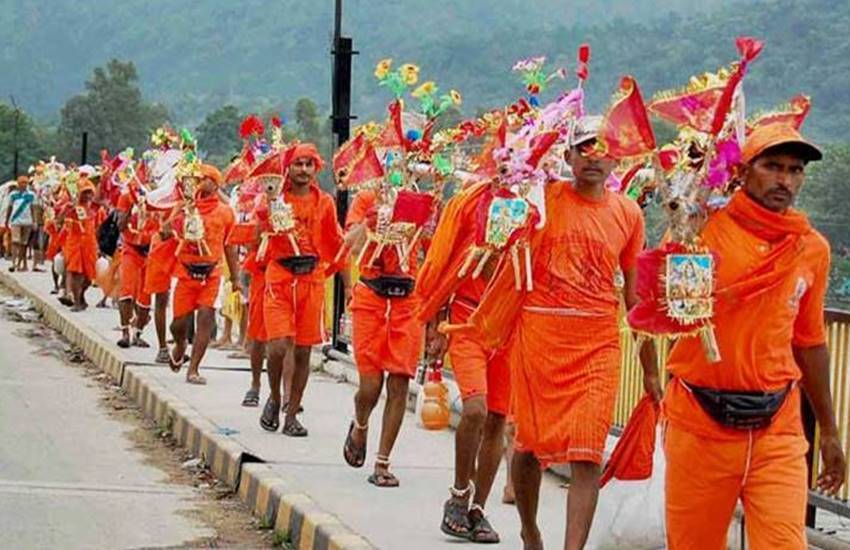 Uttar Pradesh News : बरेली में कांवड़ यात्रा पर गंदा पानी फेंकने पर बवाल, धरने पर बैठे कांवड़िए