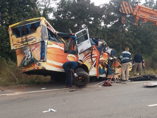 कर्नाटक में क्रूजर के ट्रक में घुसने से नौ मजदूरों की दर्दनाक मौत,  11  घायल