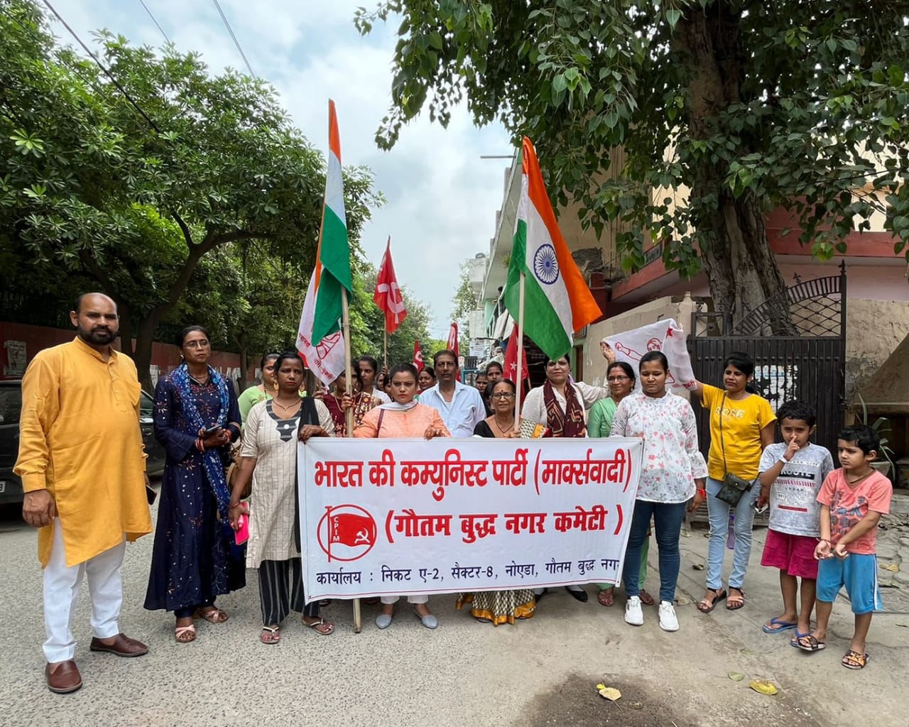 Noida News : स्वतंत्रता दिवस की पूर्व संध्या पर माकपा, महिला समिति, सीटू के कार्यकर्ताओं ने तिरंगा यात्रा निकाल कर मनाया आजादी का अमृत महोत्सव : गंगेश्वर दत्त शर्मा