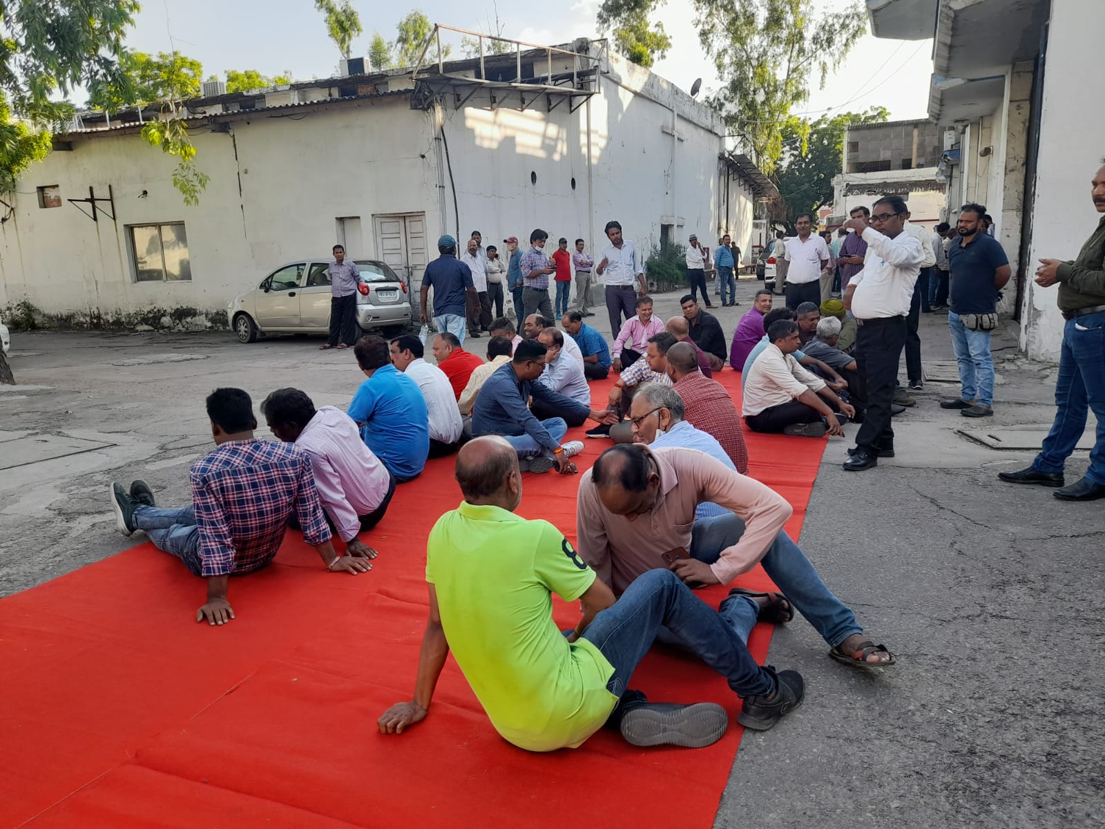 बकाया वेतन को लेकर सहारा मीडिया नोएडा में फिर से आंदोलन शुरू, धरने पर बैठे कर्मचारी 