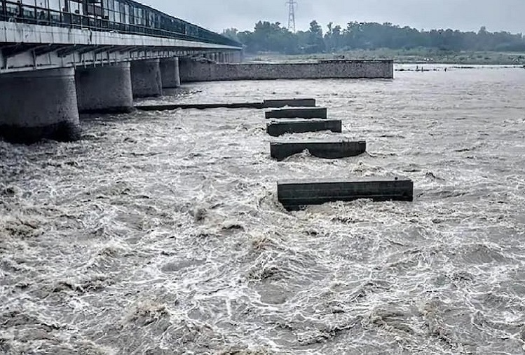 Yamuna Level : दिल्ली में यमुना का जलस्तर खतरे के निशान से ऊपर पहुंचा, आसपास के इलाके खाली कराने का अलर्ट जारी
