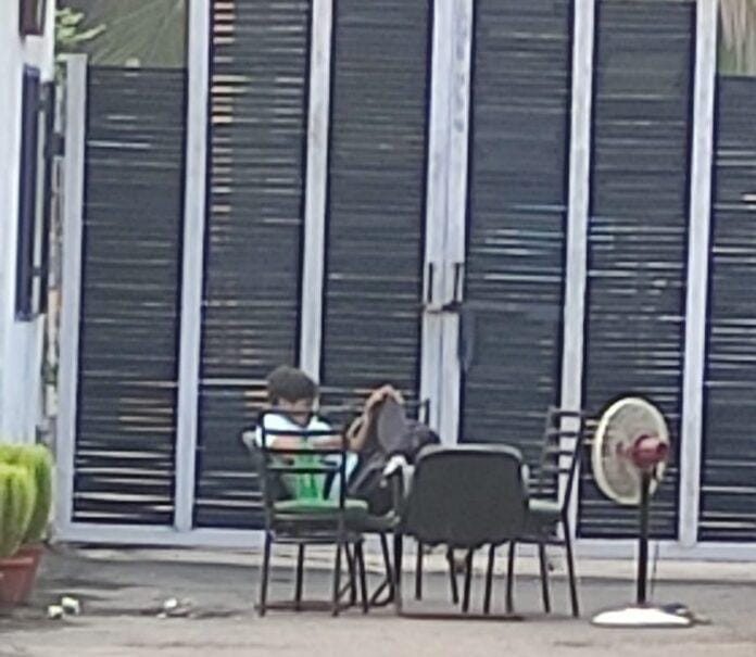 Sahara India : भुगतान को लेकर सहारा मीडिया नोएडा के मेन गेट पर आकर बैठा लोकल निवेशक 