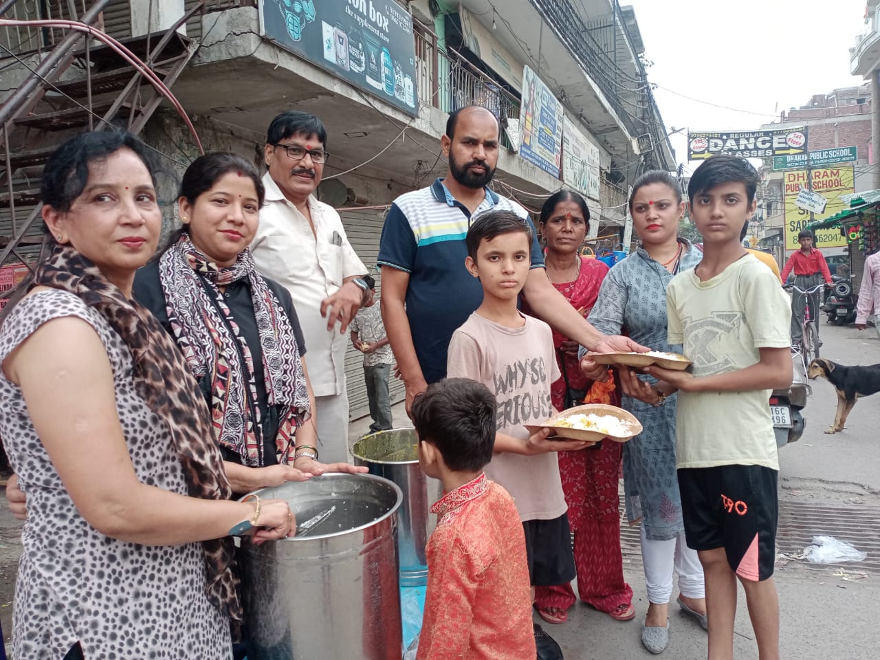 Noida News : दीदी की रसोई ट्रस्ट ने सैकड़ों जरूरतमंदों को बांटा निशुल्क भोजन 