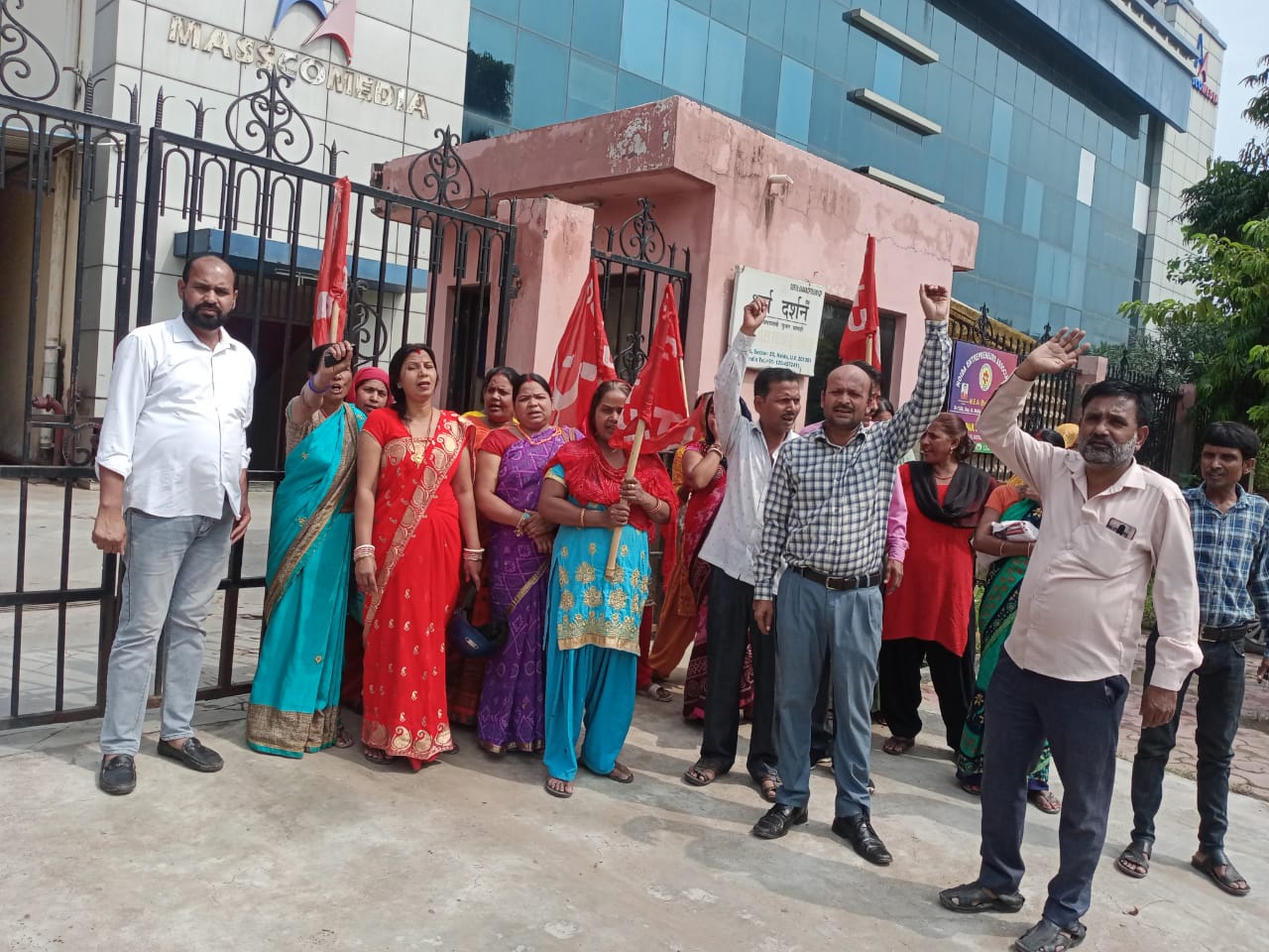 Noida News : सीटू के बैनर तले मैसर्स- पाल सेल्स प्रा. लि. कम्पनी पर श्रमिकों ने शुरू किया धरना 