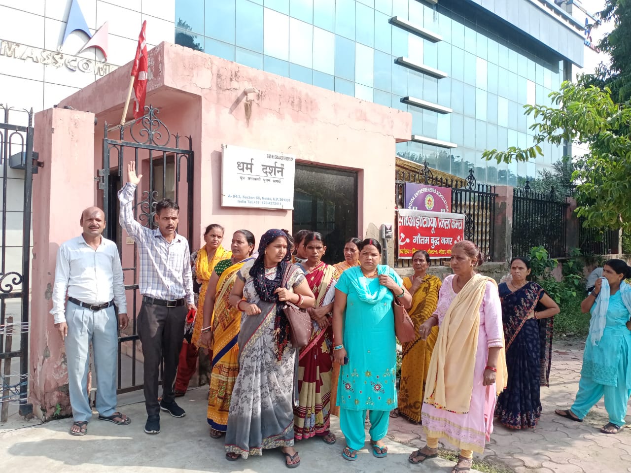 Noida News : सीटू के बैनर तले मैसर्स- पाल सेल्स प्रा. लि. कम्पनी पर श्रमिकों का धरना जारी