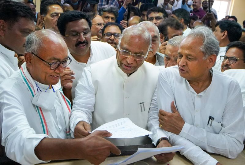 Congress President : इस्तीफे और अतिरिक्त विन्रमता के क्या है मायने ?