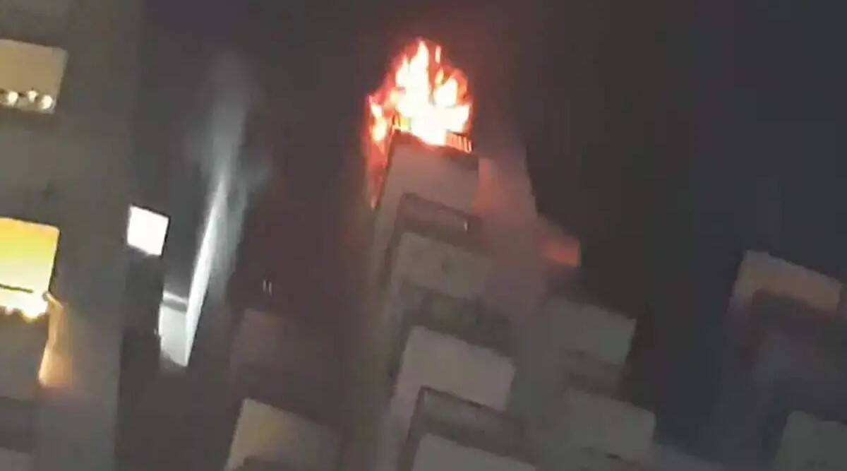 Greater Noida : वेदांतम सोसायटी के 17 वें फ्लोर पर लगी भीषण आग, फायर सिस्टम फेल, आक्रोशित लोगों ने जाम की सड़क