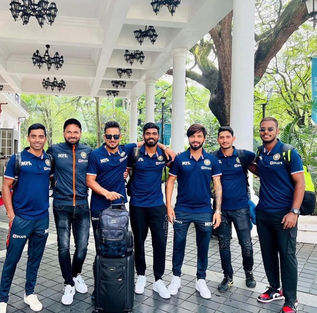 कैसे एक Taxi driver का बेटा Mukesh पहुंचा टीम India के ODI Squad में?