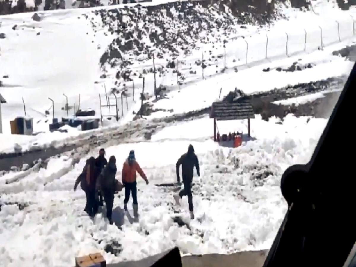 उत्तरकाशी में Avalanche में फंसे 29 लोग, Rescue के लिए भेजे गए 2 चीता Helicopter