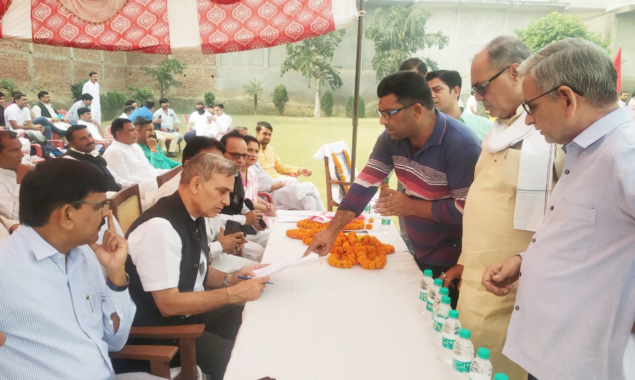 Sahara Protest : भुगतान की शिकायत ले सांसद सत्यपाल मलिक से मिले सहारा निवेशक 