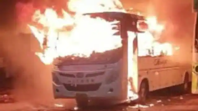 Diwali Accident : बस में दीया जलाकर सोए ड्राइवर और कंडक्टर, आग लगने से दोनों जल गये जिंदा