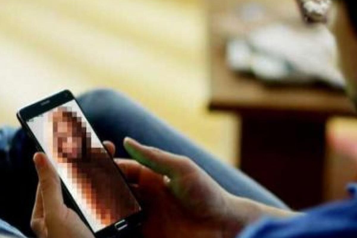 Pornography Blackmailing : जानलेवा बनती अजनबियों से अश्लील वीडियो कॉल्स