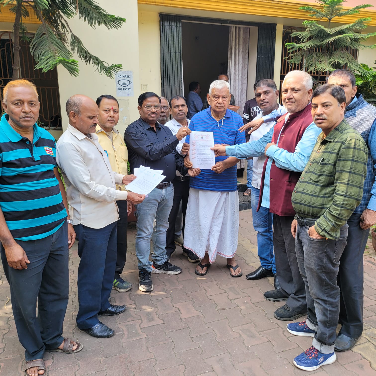 Sahara Protest : सहारा निवेशकों और जमाकर्ताओं ने सांसद, विधायक, उपायुक्त और एसएसपी को सौंपा ज्ञापन 