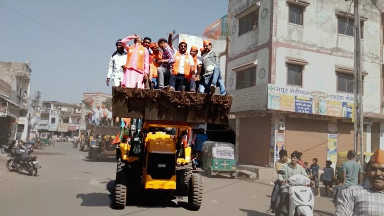 Gujarat Assembly Election : बुलडोजर की एंट्री, बीजेपी नेताओं ने जेसीबी पर चढ़कर किया प्रचार