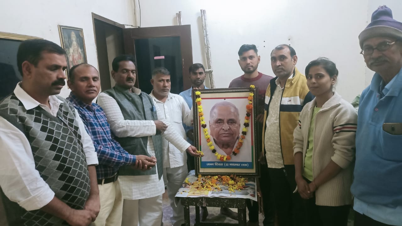 Tribute : सपाइयों ने नेताजी की जयंती मनाई 