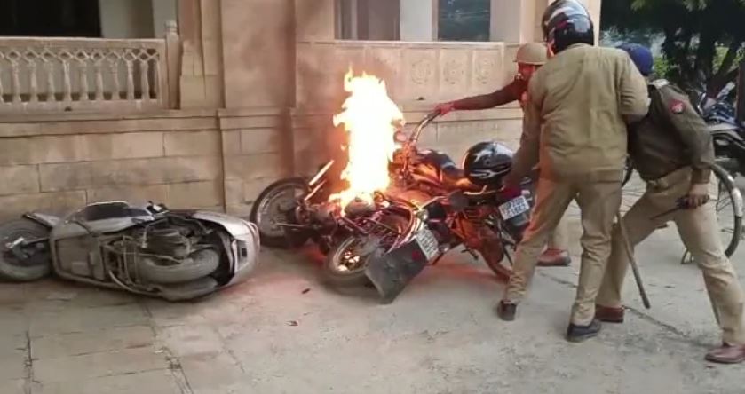 इलाहाबाद University में जबरदस्त दंगे,सिर फूटे और खून भी बहा