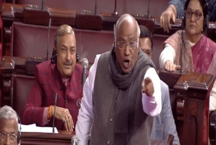 संसद में खड़गे के कुत्ते वाले बयान पर जोरदार हंगामा, खड़गे को बयान पर कोई अफसोस नहीं