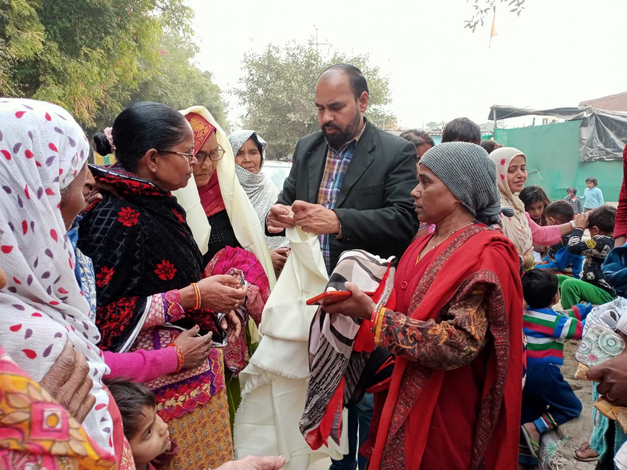 Noida News : सामाजिक कार्यकर्ता रितु सिंहा व गंगेश्वर दत्त शर्मा ने जरुरतमंद लोगों को बांटे कपड़े