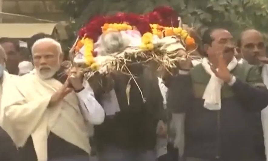 PM मोदी का उनकी मां को अंतिम प्रणाम, भावुक होकर दी दुखद सूचना